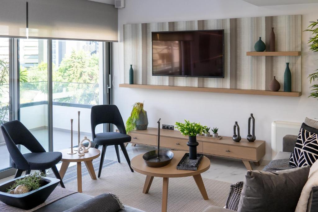 TV a/nebo společenská místnost v ubytování The Lop Athens Holidays Luxury Suites