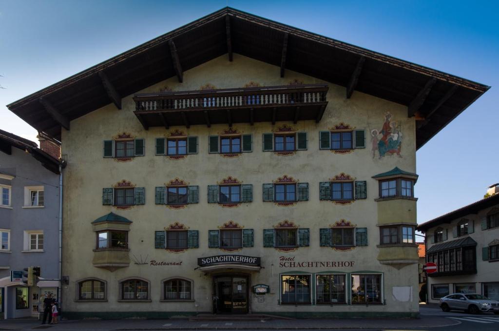 ein großes Gebäude mit Balkon darüber in der Unterkunft Hotel Schachtnerhof in Wörgl