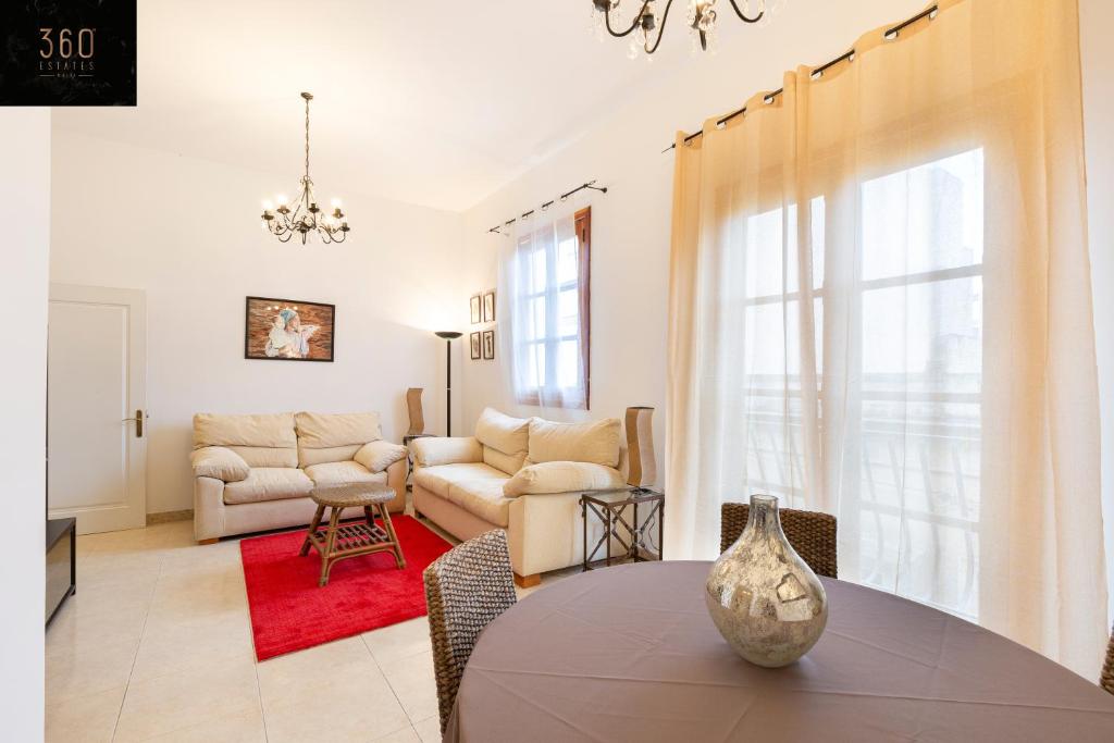 un soggiorno con tavolo e divano di Central APT 5mins to promenade with SOFA AC & WIFI by 360 Estates a Sliema