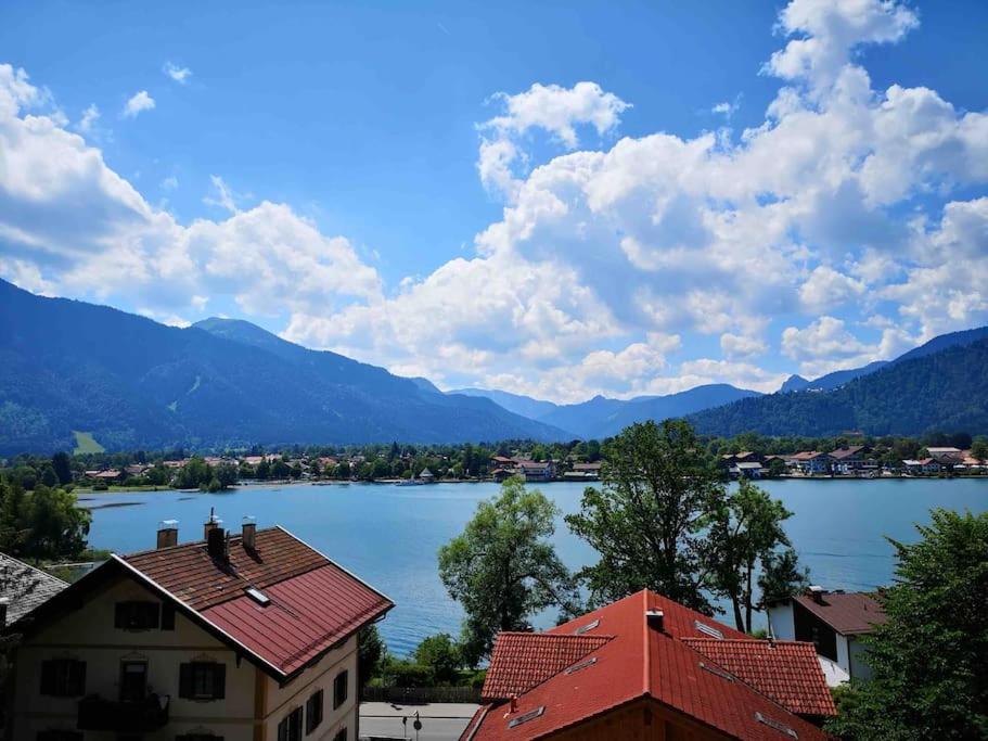 uma vista para um lago com montanhas ao fundo em See- und Bergblick in Bestlage am Tegernsee em Tegernsee