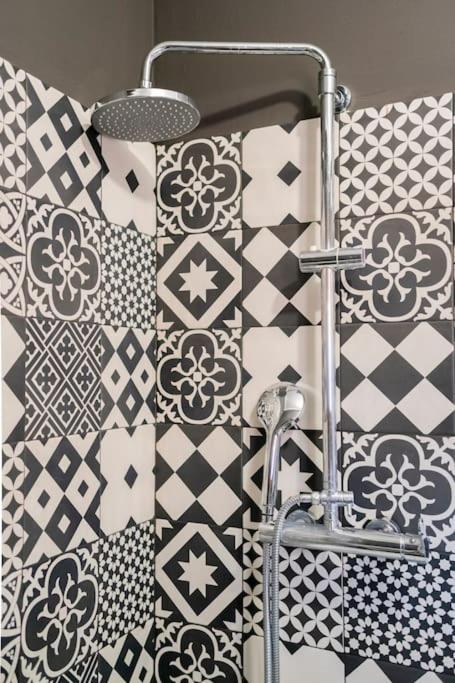 Kúpeľňa v ubytovaní BLACK & WHITE flat in Naviglio/ porta Genova