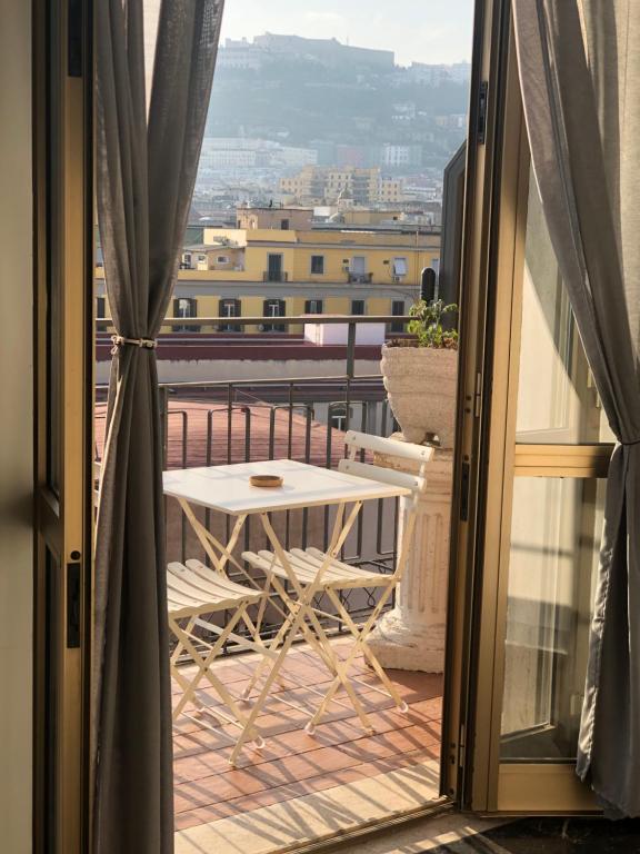 balkon ze stołem i widokiem na miasto w obiekcie Marina SKY 8 w mieście Neapol