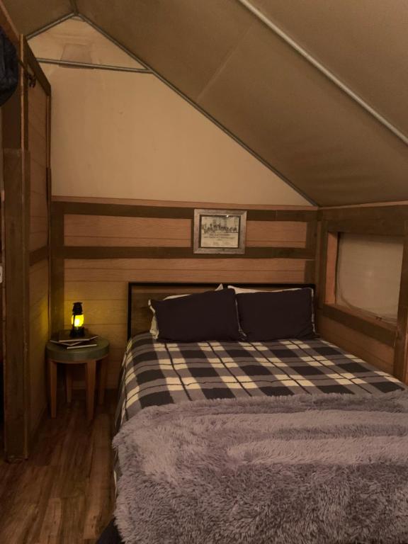 Łóżko lub łóżka w pokoju w obiekcie Silver Spur Homestead