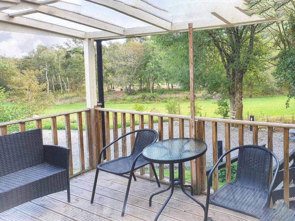 porche con 2 sillas, mesa y sillas en River Cottage - Uk12759, en Milton