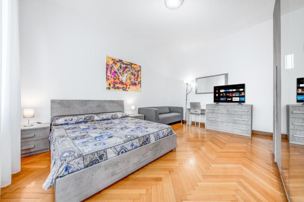 1 dormitorio con 1 cama y TV en Casa da Suite Lukema en Milán