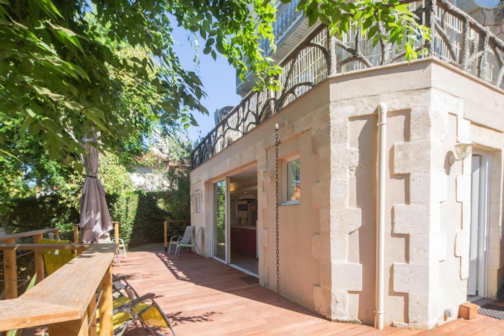 une terrasse avec une table et un parasol dans l'établissement Villa SAVANE, à Arcachon