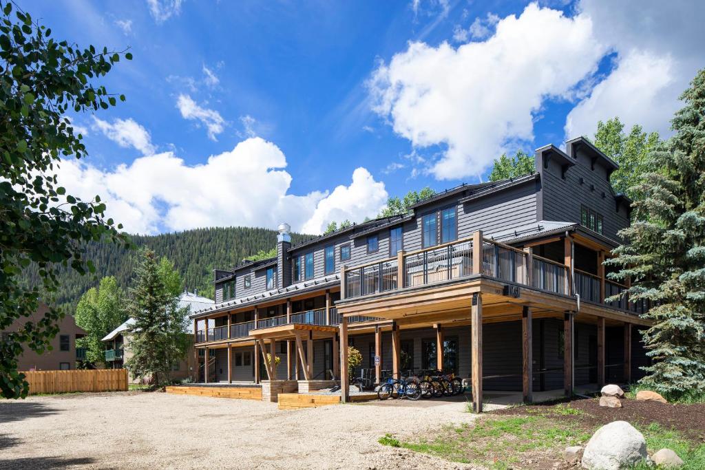 una casa grande con muchas ventanas en Vaquera House en Crested Butte