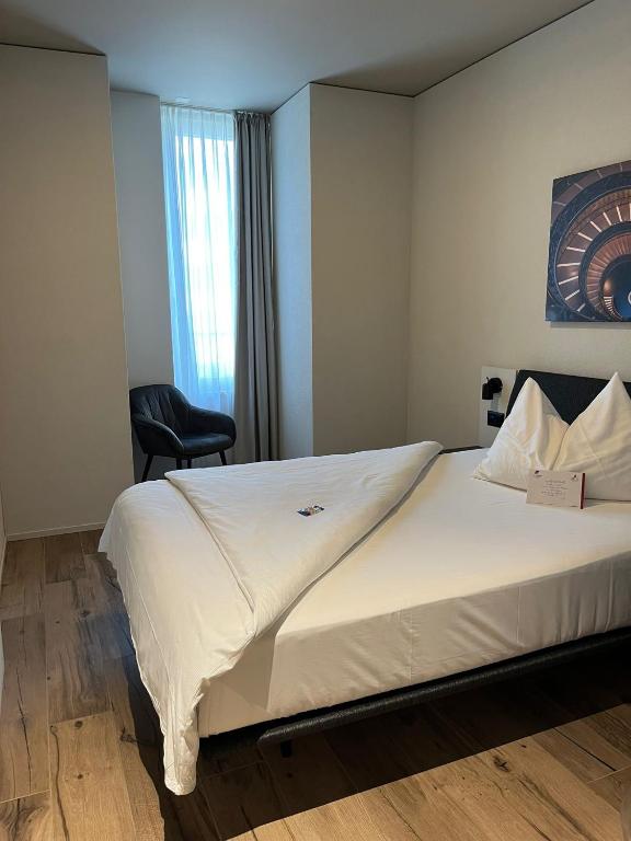 Postel nebo postele na pokoji v ubytování Centurion Swiss Quality Towerhotel Windisch