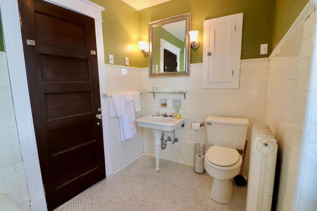 Un baño de The Marshall House