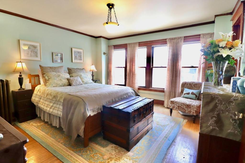 Una cama o camas en una habitación de The Marshall House