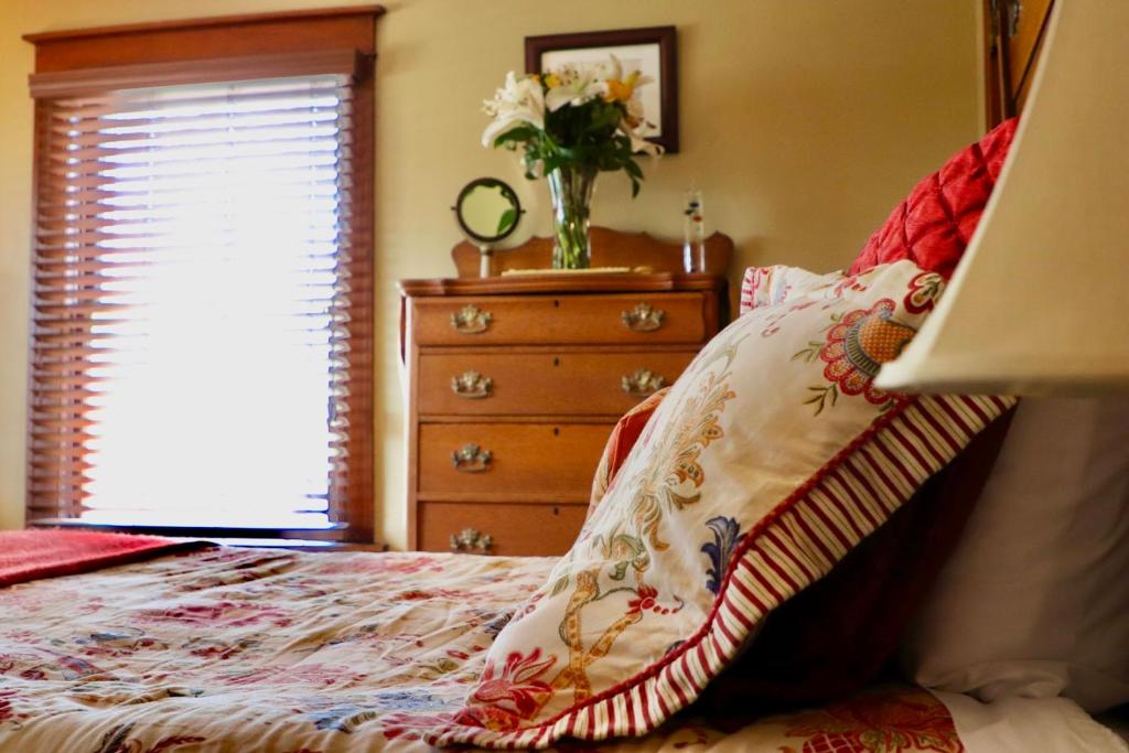 Una cama o camas en una habitación de The Marshall House