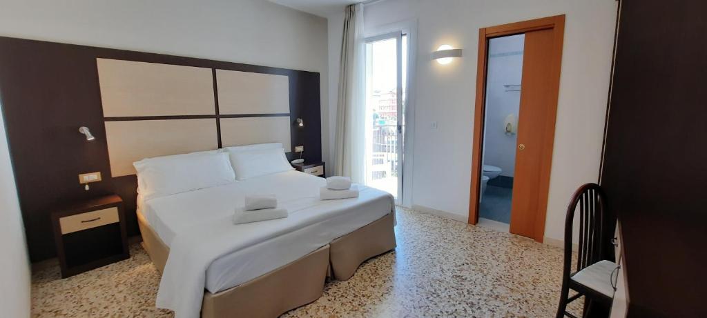 Postel nebo postele na pokoji v ubytování Hotel Atenea Golden Star