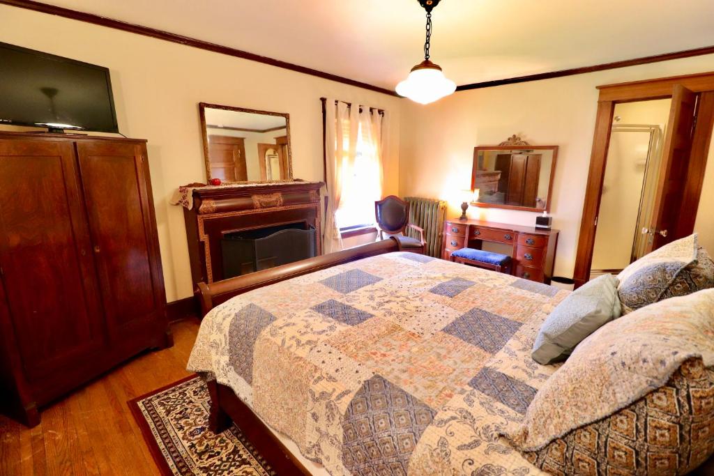 Una cama o camas en una habitación de The Marshall House