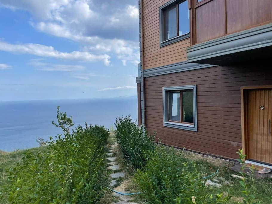 une maison sur le flanc d'une colline près de l'océan dans l'établissement Shark SeaView Villa, à Şarköy