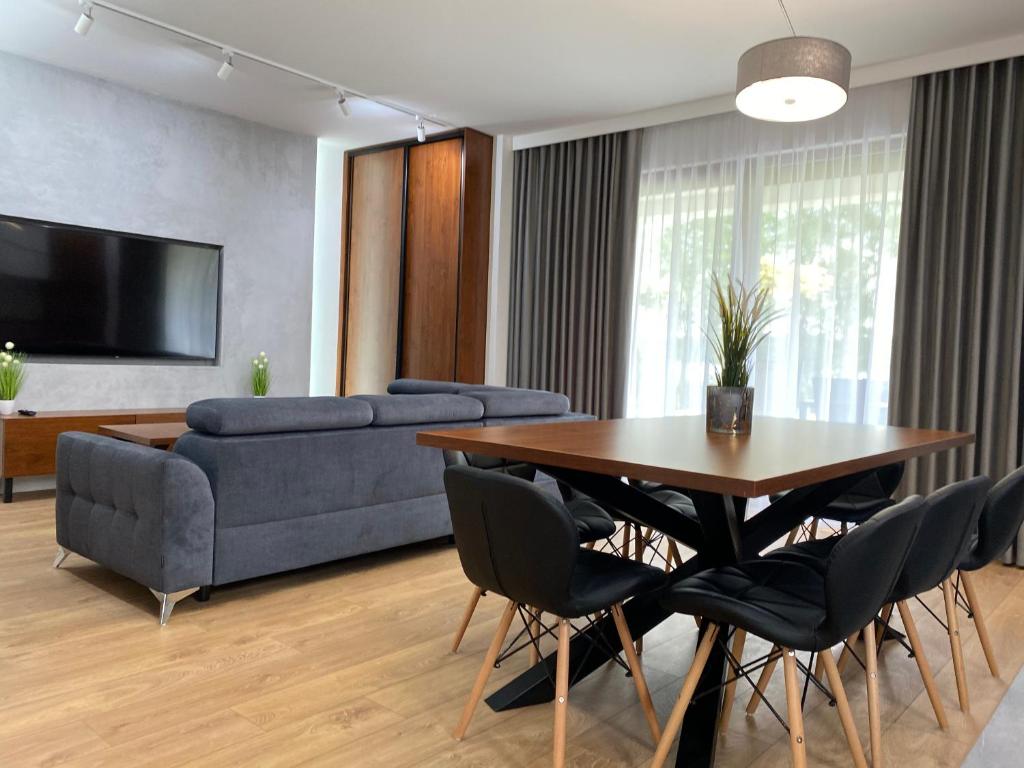 Televízia a/alebo spoločenská miestnosť v ubytovaní APARTAMENTY SKORUPKI-Mazury Mikołajki