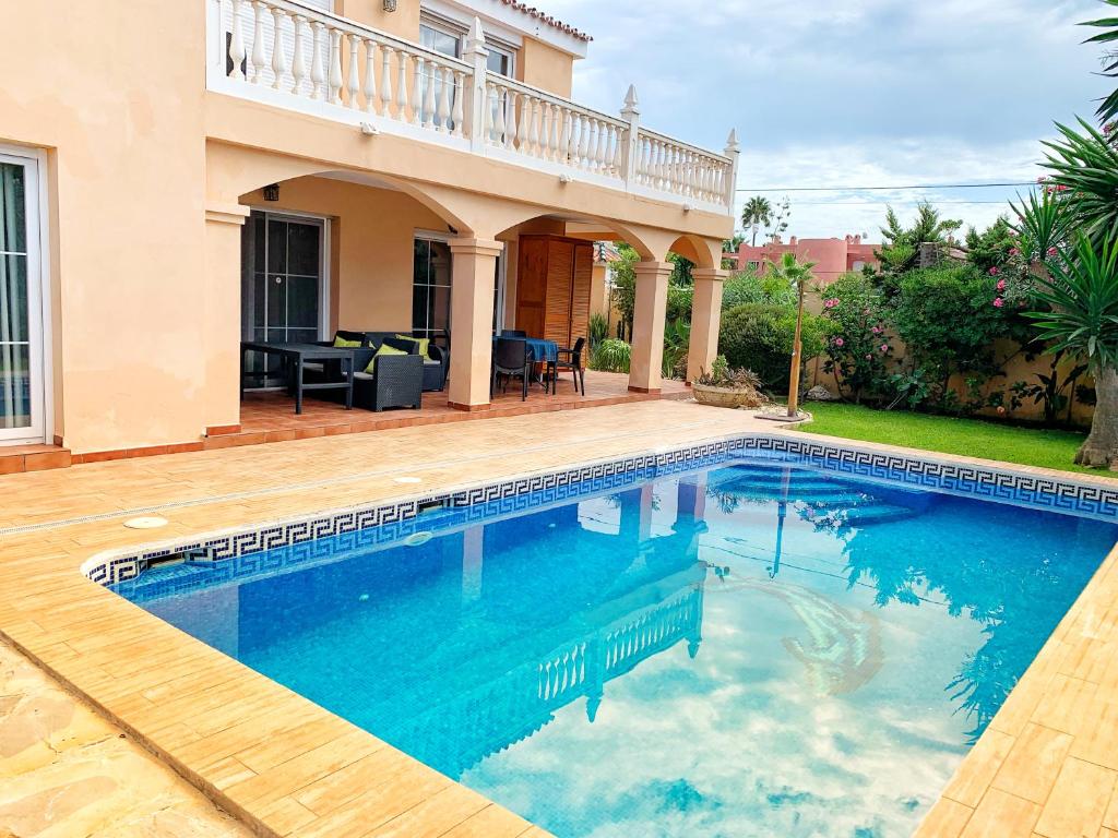 Bazén v ubytování Beach Villa Costanera in Marbella nebo v jeho okolí