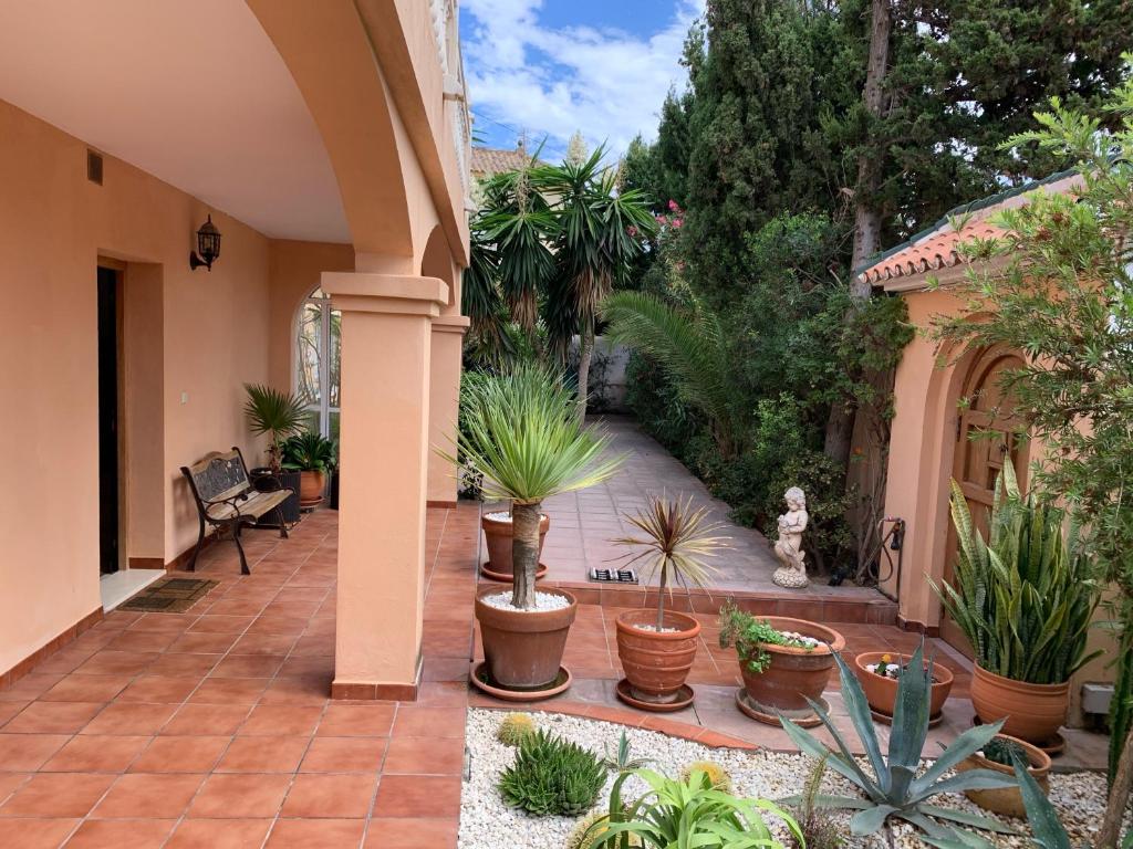 Zahrada ubytování Beach Villa Costanera in Marbella