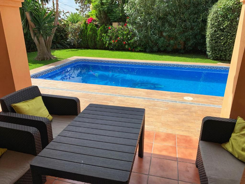 Bazén v ubytování Beach Villa Costanera in Marbella nebo v jeho okolí