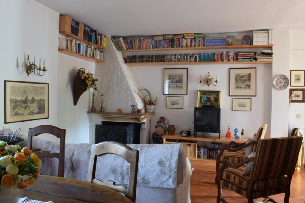 a living room with a table and a fireplace at Casa Rosa in Pescasseroli