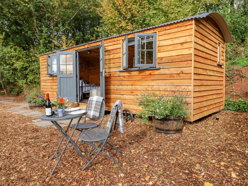 a tiny house with a table and two chairs at Hideaway Cabin in Exeter