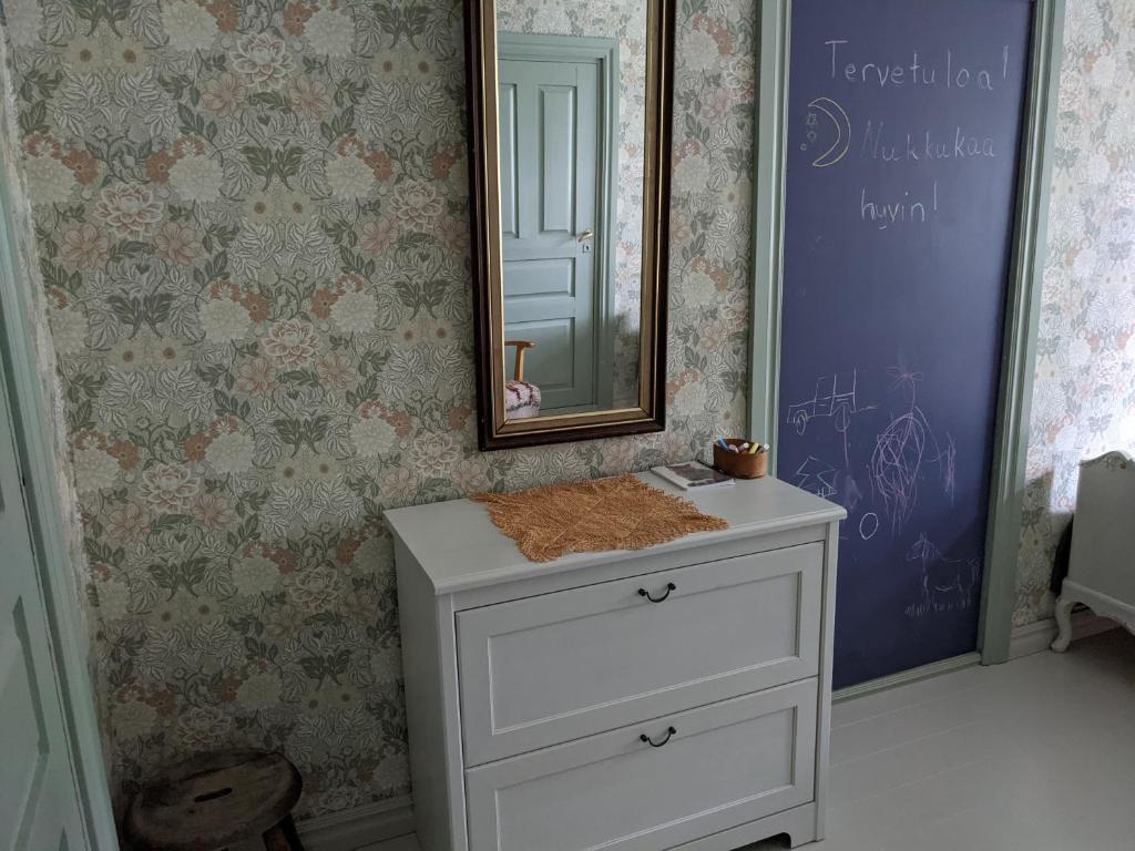 Narvan Maatilamajoitus Helenan Kanat ja Kammarit - Habitación Doble Con Baño Compartido