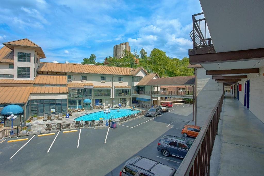 Бассейн в Sidney James Mountain Lodge или поблизости