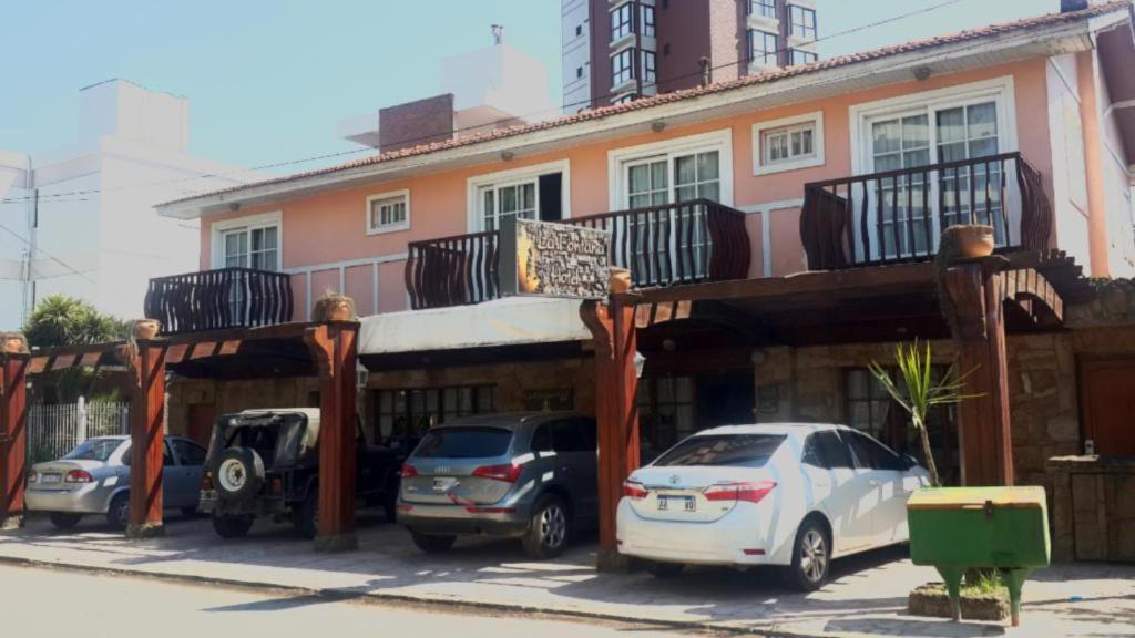 格塞爾別墅的住宿－Hotel La Fontana，两辆汽车停在大楼前的停车场
