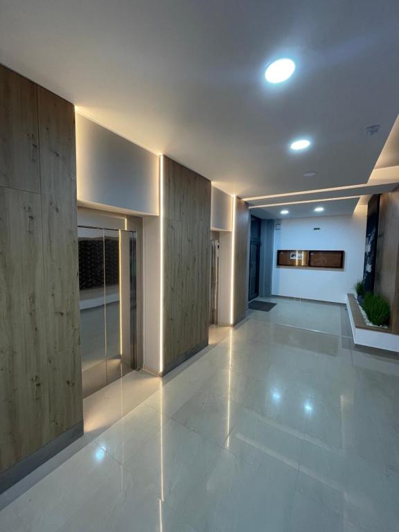 korytarz budynku z drewnianymi ścianami w obiekcie Q Apartament Palas Mall w Jassach
