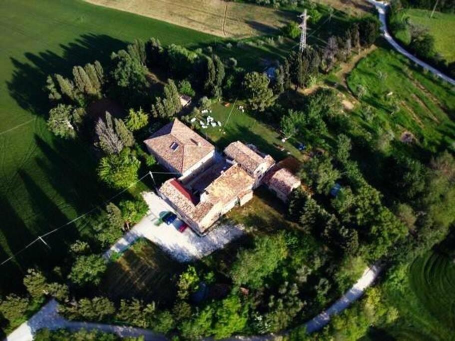 una vista aérea de una casa grande con árboles en Villa Ginevri, La casa vacanze immersa nel verde, en Mondavio