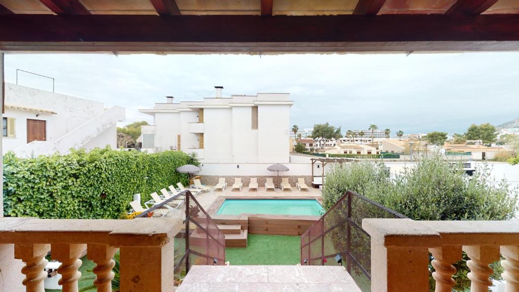 Una vista de la pileta en Villa Raphael con piscina o alrededores