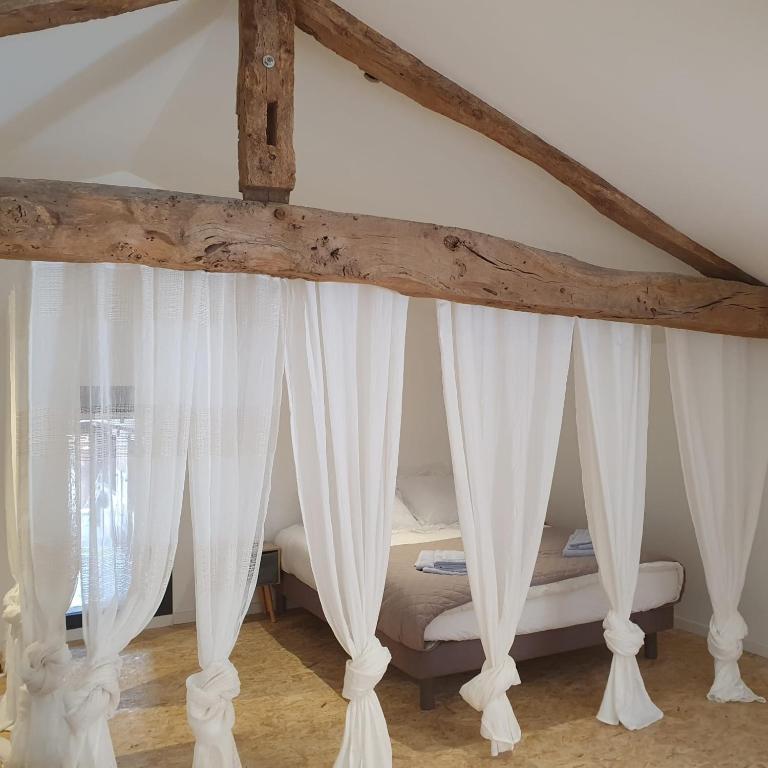 Postel nebo postele na pokoji v ubytování Cottage chaleureux dans un Domaine d'exception