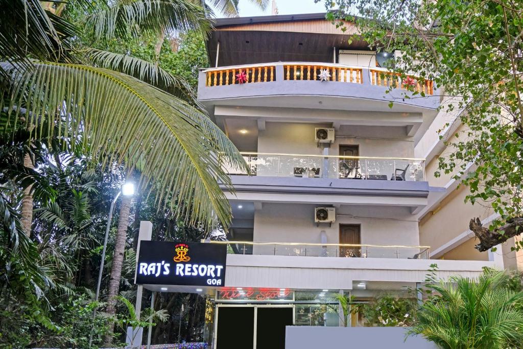 un bâtiment avec un balcon au-dessus dans l'établissement Itsy By Treebo - Raj Resort, Calangute, à Calangute