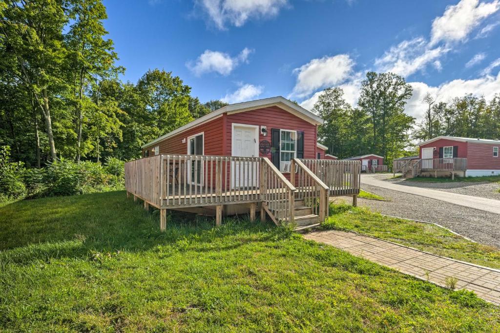 une petite maison avec une terrasse couverte et une terrasse dans l'établissement Pet-Friendly Cassolopis Escape, Near Lake!, à Cassopolis