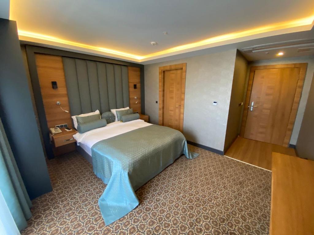 1 dormitorio con 1 cama grande en una habitación en Green Prusa Hotel, en Bursa