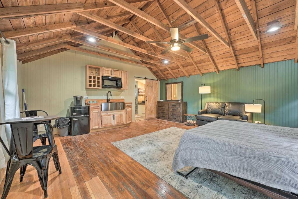 Un dormitorio grande con una cama y una cocina. en Cassopolis The Cabin Retreat Lake Access!, en Cassopolis