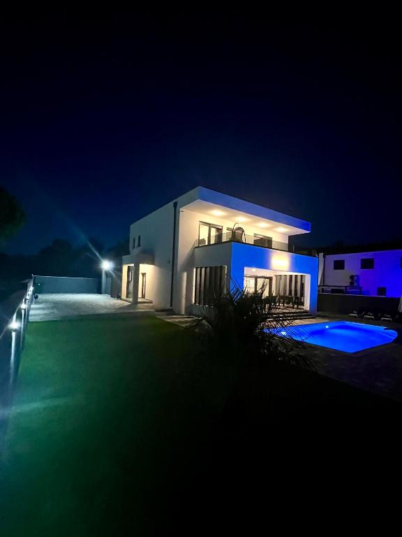 Basen w obiekcie Villa Mila lub w pobliżu