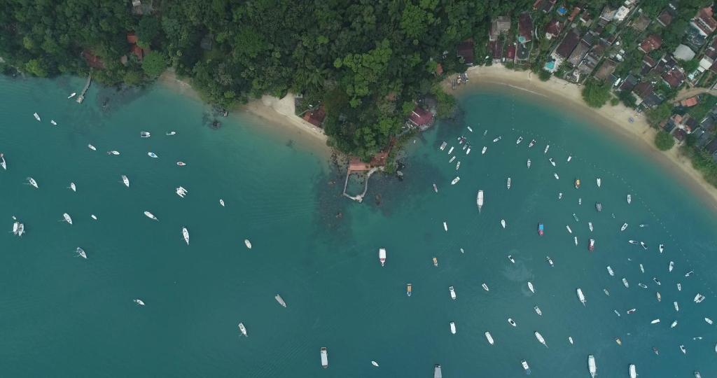 an aerial view of a bunch of boats in the water at Aquário Glamping in Abraão