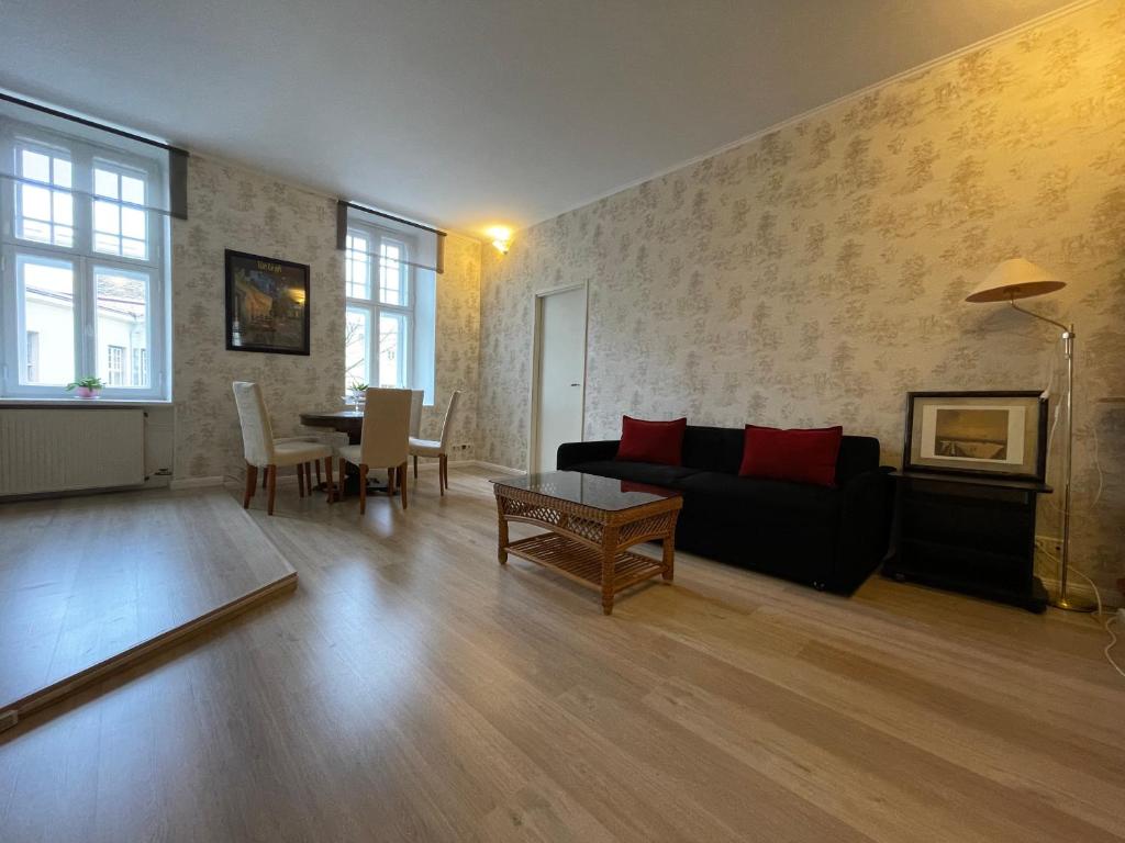 un soggiorno con un divano e un tavolo di Dictumfactum Old Town - Suur Karja a Tallinn