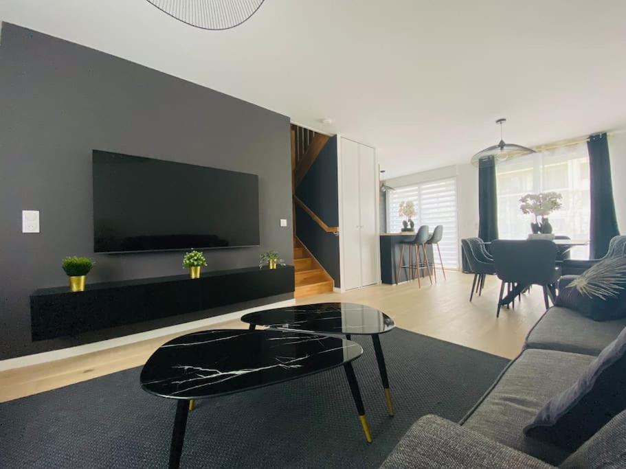 a living room with a couch and a table at Disneyland Dream 5 - Charmante Maison 10 pax in Chessy