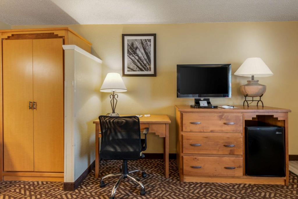 TV a/nebo společenská místnost v ubytování Best Western Turquoise Inn & Suites