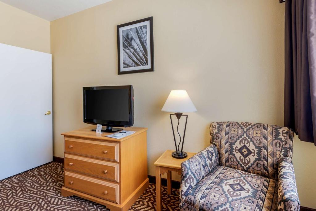 TV a/nebo společenská místnost v ubytování Best Western Turquoise Inn & Suites
