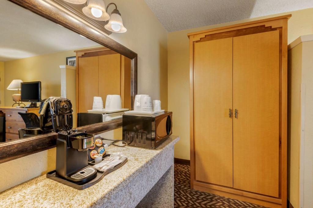 Příslušenství pro přípravu čaje a kávy v ubytování Best Western Turquoise Inn & Suites