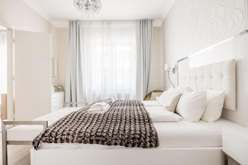 Posteľ alebo postele v izbe v ubytovaní De Luxe 1-bedroom, 2-bathroom Condo in the Center