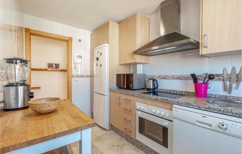 A kitchen or kitchenette at Gorgeous Apartment In Benalmádena