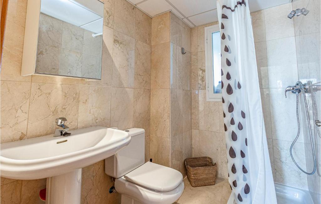 A bathroom at Gorgeous Apartment In Benalmádena