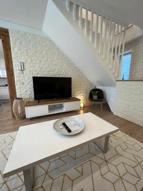 Televízia a/alebo spoločenská miestnosť v ubytovaní Haus am Wanderweg