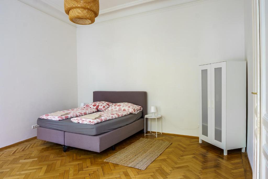 a bedroom with a bed in the corner of a room at Central Living Apartments - Universität in Vienna