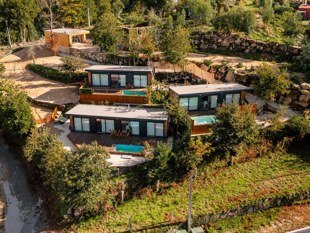 eine Luftansicht eines Hauses auf einem Hügel in der Unterkunft VERDVILLAGE in Valença