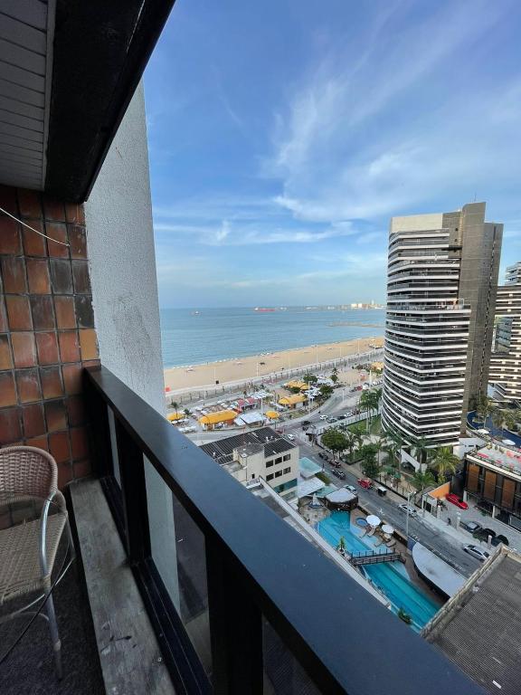 - un balcon offrant une vue sur la plage dans l'établissement Flat Atlântico Neto, à Fortaleza