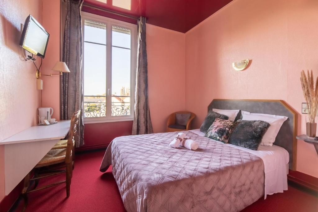 Postel nebo postele na pokoji v ubytování Montdidier Hôtel
